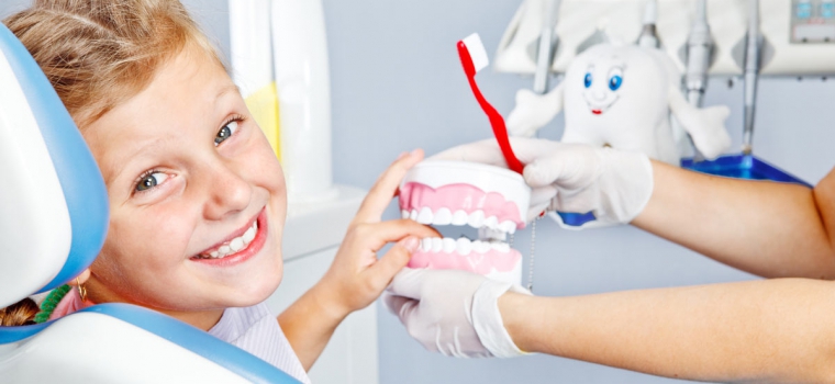 A che età devo portare mio figlio dal dentista?